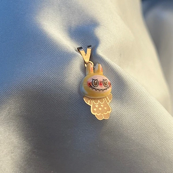 تصویر دوم آویز سواروسکی لبوبو دخترانه زرد طلا